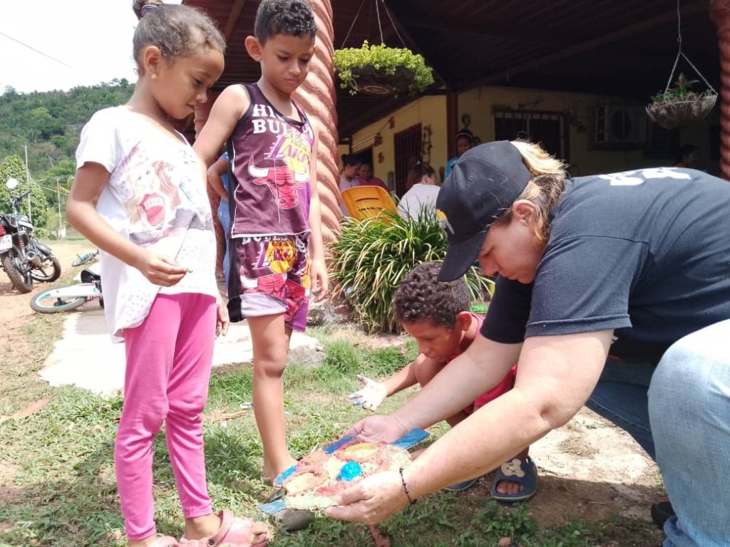 Taller de máscaras Yanomami cautiva a comunidad de Valle Verde en Carnavales