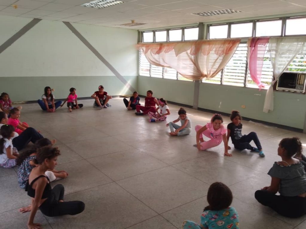 Taller de Danza Folklórica en la Universidad Dr. Carlos Escarra