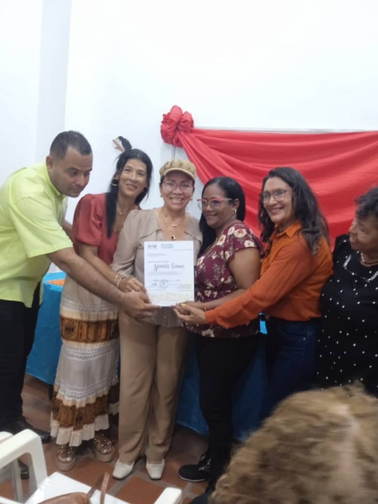 Entrega de reconocimiento en el Municipio Miranda