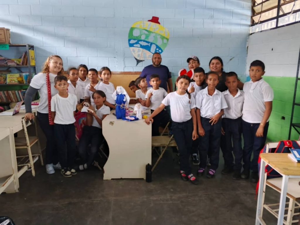 Taller de elaboración de pesebres con material de reciclaje
