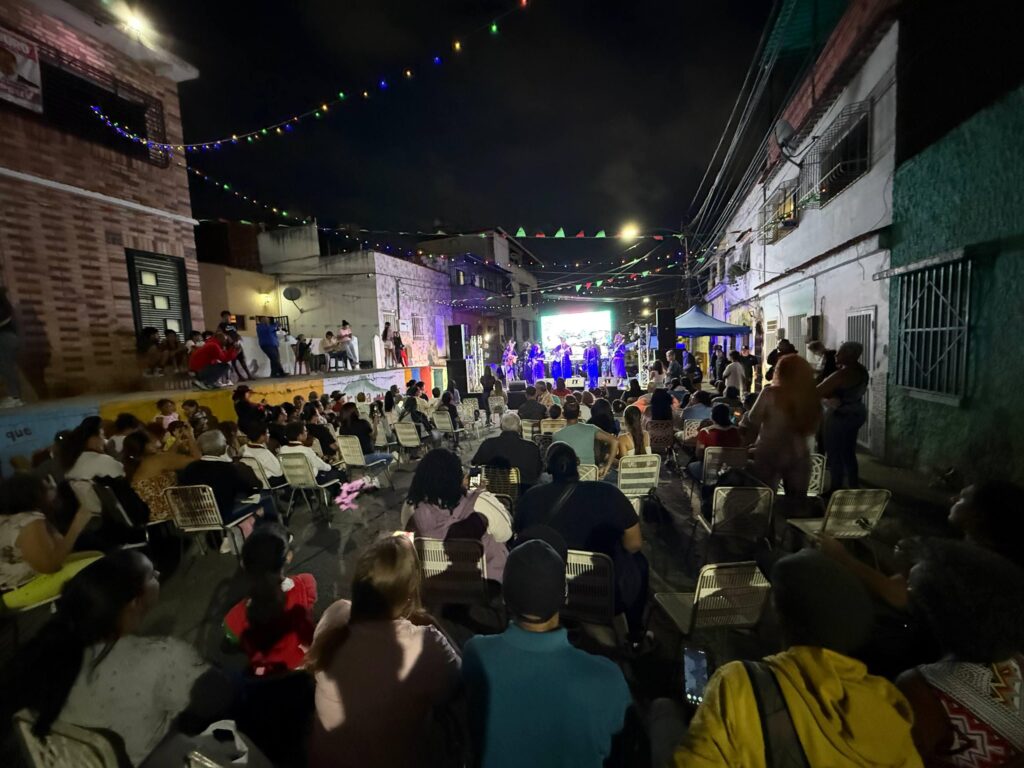 La Trova Fest se viste de Navidad y desborda alegría en la comunidad de Sarría